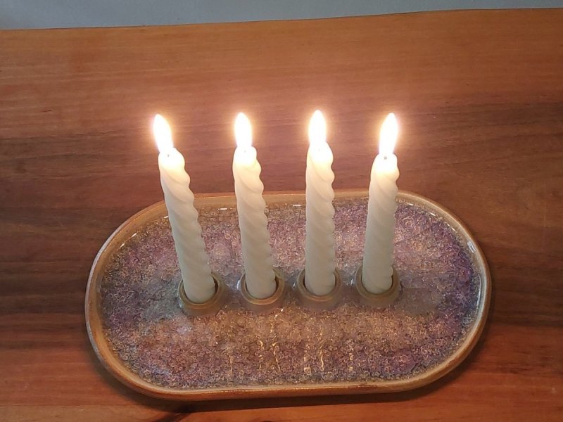Keramický adventní svícen s modrofialovým sklem